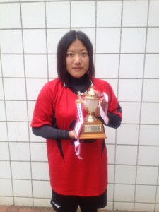 タッチフットボール主将と優勝杯 タッチフットボール主将と優勝杯