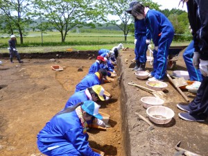 附属高校生発掘参加の様子