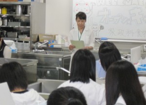 参加高校生は腎臓病食のポイントの講義を受け、試作を体験しました。