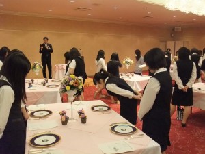テーブルセッティングを学んでいます。