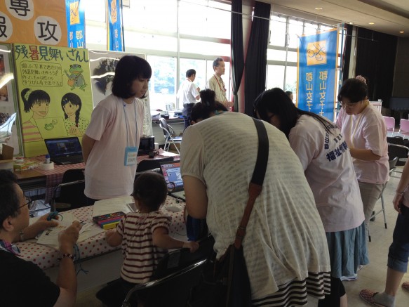親子でワイワイ♪残暑ハガキ作成!(参加学生:短大家政科福祉情報専攻5名) 親子でワイワイ♪残暑ハガキ作成!(参加学生:短大家政科福祉情報専攻5名)
