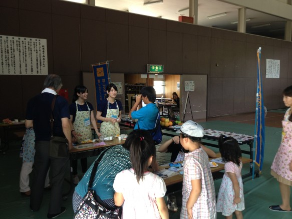 「たべもの」の甘さって目で見えるの!?不思議体験に子供たちドキドキです♪(参加学生:大学人間生活学科3名、大学食物栄養学科2名) 「たべもの」の甘さって目で見えるの!?不思議体験に子供たちドキドキです♪(参加学生:大学人間生活学科3名、大学食物栄養学科2名)