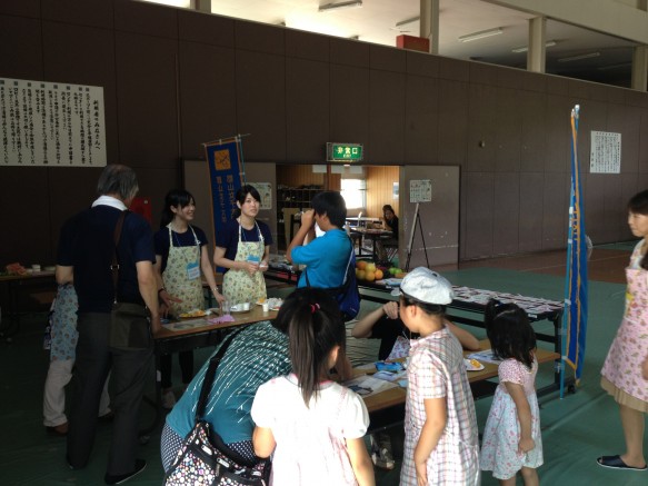 「たべもの」の甘さって目で見えるの！？不思議体験に子供たちドキドキです♪（参加学生：大学人間生活学科3名、大学食物栄養学科2名）