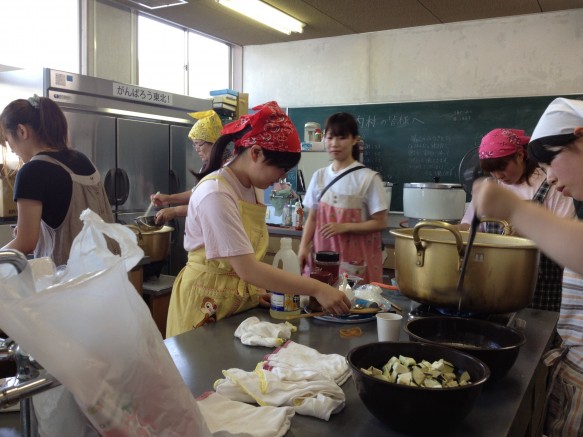 夏野菜彩りカレー調理中の厨房は大忙し! 夏野菜彩りカレー調理中の厨房は大忙し!