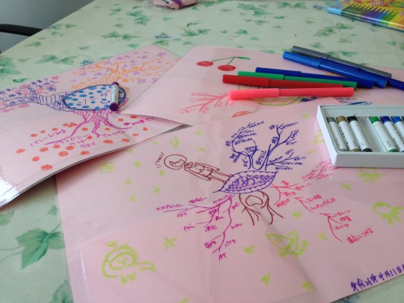 桜色の画材紙に、みんなで夢・希望をいっぱい描きました。 桜色の画材紙に、みんなで夢・希望をいっぱい描きました。