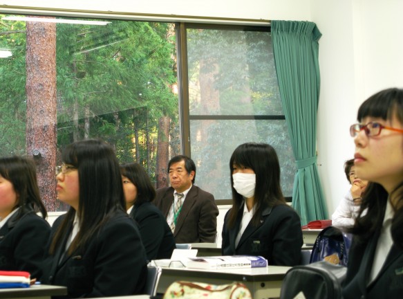 授業を受けるそのまなざしは、真剣そのもの。 授業を受けるそのまなざしは、真剣そのもの。