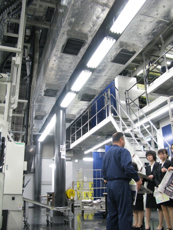 出来立ての新聞を手に、学生は情報メディアの最前線を体感しています。 出来立ての新聞を手に、学生は情報メディアの最前線を体感しています。
