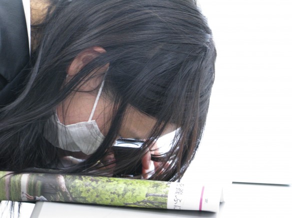 まずは会議室で工場説明を受講。新聞をルーペでみつめ、印刷技術の美しさに驚きます。 まずは会議室で工場説明を受講。新聞をルーペでみつめ、印刷技術の美しさに驚きます。