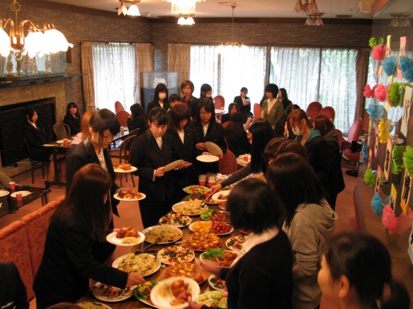 1・2年生が一緒に食卓を囲みます 1・2年生が一緒に食卓を囲みます
