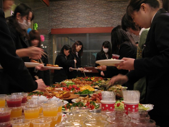 自ら腕を振るった料理に舌鼓♪