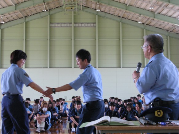 警察官が護身術を実演。みんな、真剣そのものの表情です。