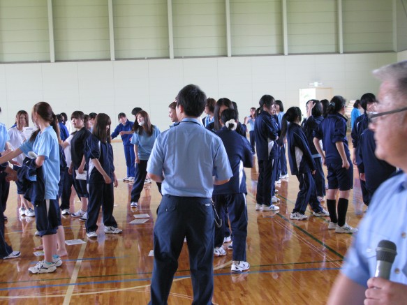 護身術の実習。「聞く」と「やる」とは大違い。