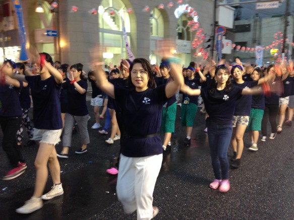 学生にまじって、教員も頑張って踊りました。