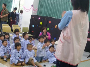 附属幼稚園の園児たちも見に来てくれました。