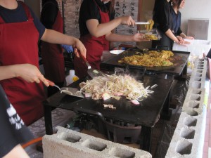 「福の島焼きそば」（焼きそば）を調理中