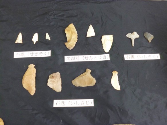 石鏃、石匙など、出土した旧石器を多数展示しています。
