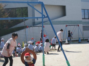 実習風景：園庭で子ども達と一緒に走ったり補助したりしました。