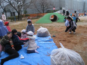 実習風景：メタセコイヤ（杉）落ち葉を利用して楽しく子どもとかかわりました。