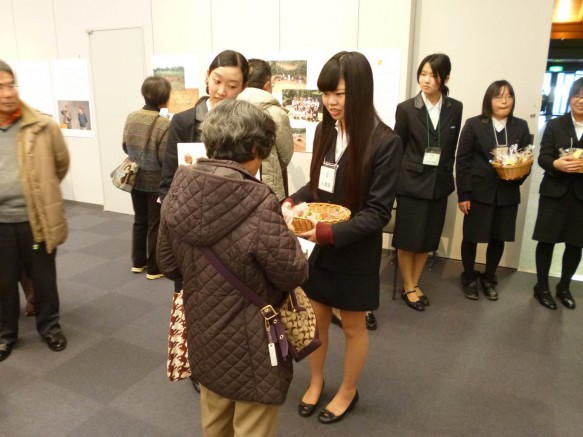 家政科食物栄養専攻学生有志のご協力をいただき「ドキ土器クッキー」をさしあげました。大好評！