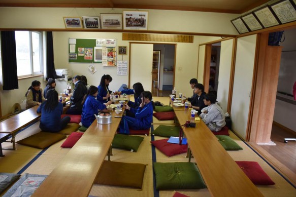 笹山原公民館での昼食風景