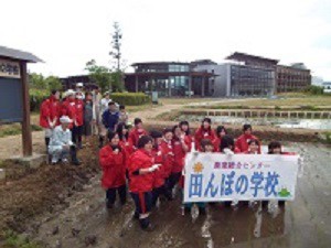 植えた田んぼで、ご指導いただいた農業センターの皆さんと一緒に記念撮影です！　