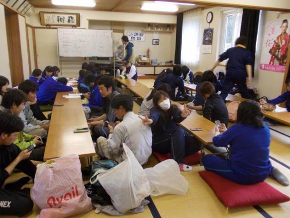 あいにくの雨のため公民館で講義