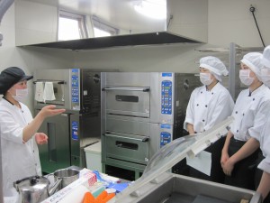 カップケーキが焼き上がるまで、調理設備の説明を受けました。パン生地の発酵から焼き上げまですべて機器が行います。