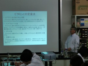 まずは、先生から説明をしっかり聞きます。 難しいけど、どんどん質問して理解を深めていきます。「なるほど、なるほど」。 