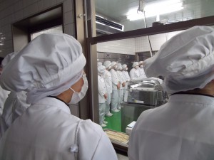 厨房見学の順番を待っています。お食事の搬出口あたりから、厨房内を見せていただいています。