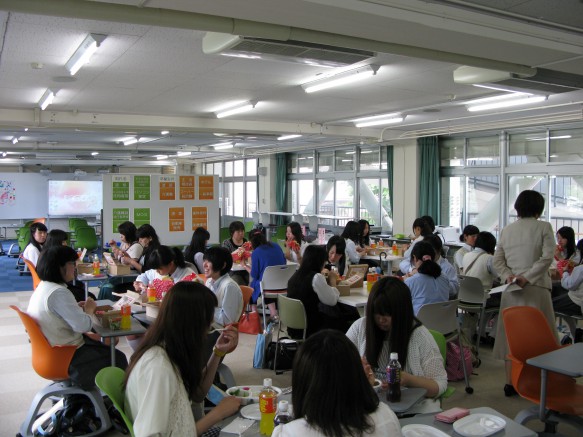 昼食を食べながら、福祉情報の補足説明を聞きました