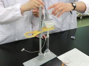 野菜には食物繊維などがたくさん含まれているので、ろ過で食物繊維などの固形物を除去しました。 大事なサンプルなので、こぼさないように集中して! 固形物をろ過して除いた液を「ろ液」と言い、これが測定用のサンプルになります。