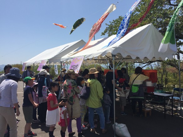 快晴の青空の下、子ども達でにぎわうブースの運営は大変でしたが、とても楽しくて充実した時間を過ごしました。写真は、わたあめコーナーです。子どもたちに大人気で、順番待ちの長い列に、ボランティアの私たちは大慌て！