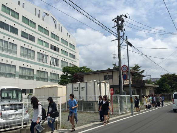 みんな真剣にゴミ広いに取り組みます。「ビニール、プラスチック。。。こんなにゴミがあるの！？」