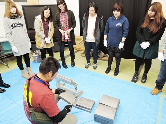 瓦割り体験　金槌で叩くと瓦がきれいに真っ二つに