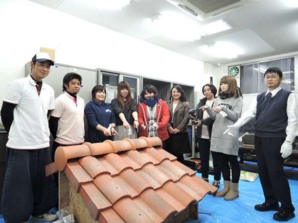 瓦葺体験② たった数十分で小屋根の瓦葺終了!