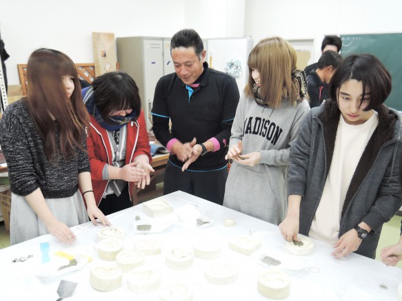 鬼瓦制作体験① 様々な表情を持つ型にはめて作成