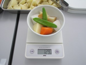 この器に1人分はこれくらい…。　食材を盛り付けて適量の分量を実感しました。