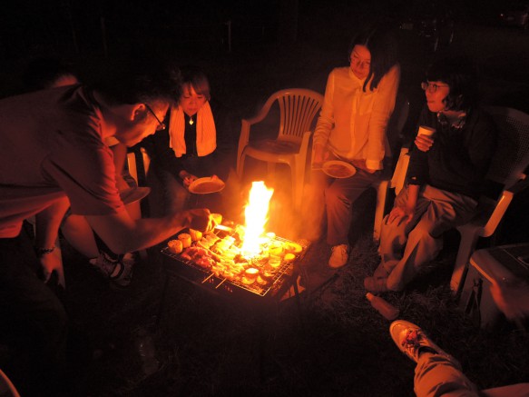 夏の実測調査の様子3 夜は地域の方々と一緒にBBQ