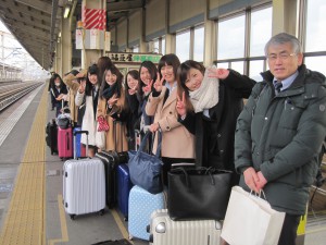 寒い朝でしたが元気に出発！　郡山駅ホームで。