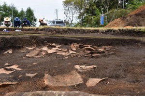 竪穴住居跡の中に大量の土器