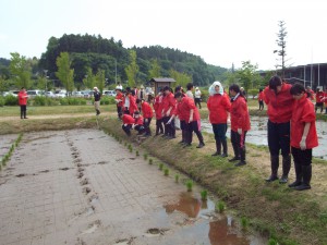 一列になって、さぁ！田んぼに入ります！