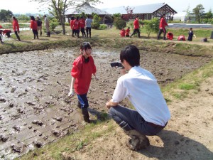 田植えの様子は、テレビ局と新聞社からの取材を受けました!