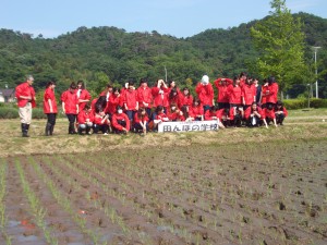 くたくたになって田植えをした後、全員そろって、ハイポーズ! 心なしか、お疲れモード・・・。