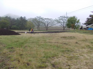 雨の発掘現場