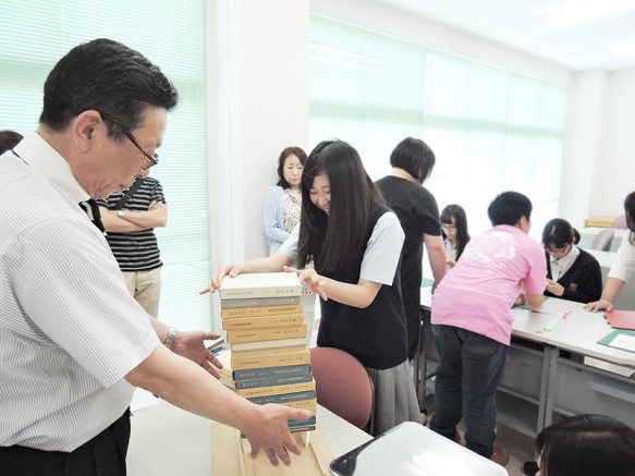 完成した模型に荷重(本の重み)をかけてどこまで耐えられるか実験