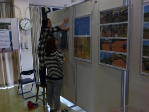 パネルの高さを合わせて展示します