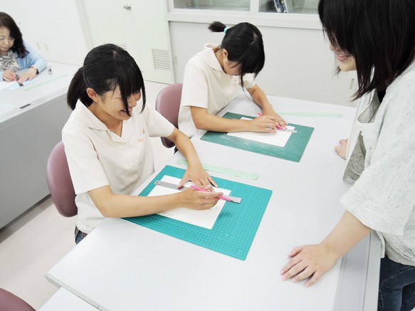 今回の体験授業は「紙はどこまで強くなる?画用紙で作る折板模型」