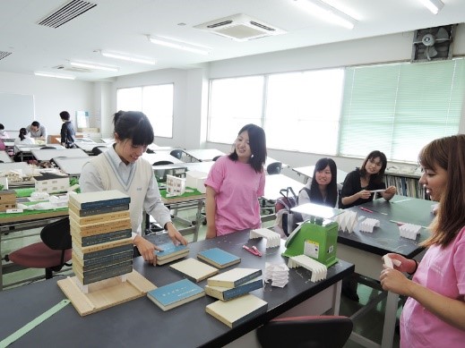 どのくらいの重さに耐えられるかな?折板模型実験