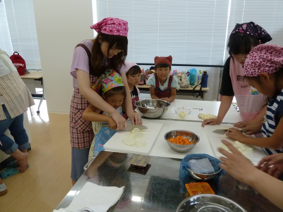 ねえねえどう切るの?可愛い小学生楽しく頑張ってます。