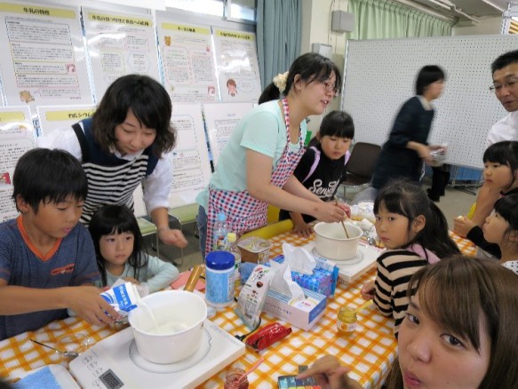 大好評の「カッテージチーズづくり」の様子③